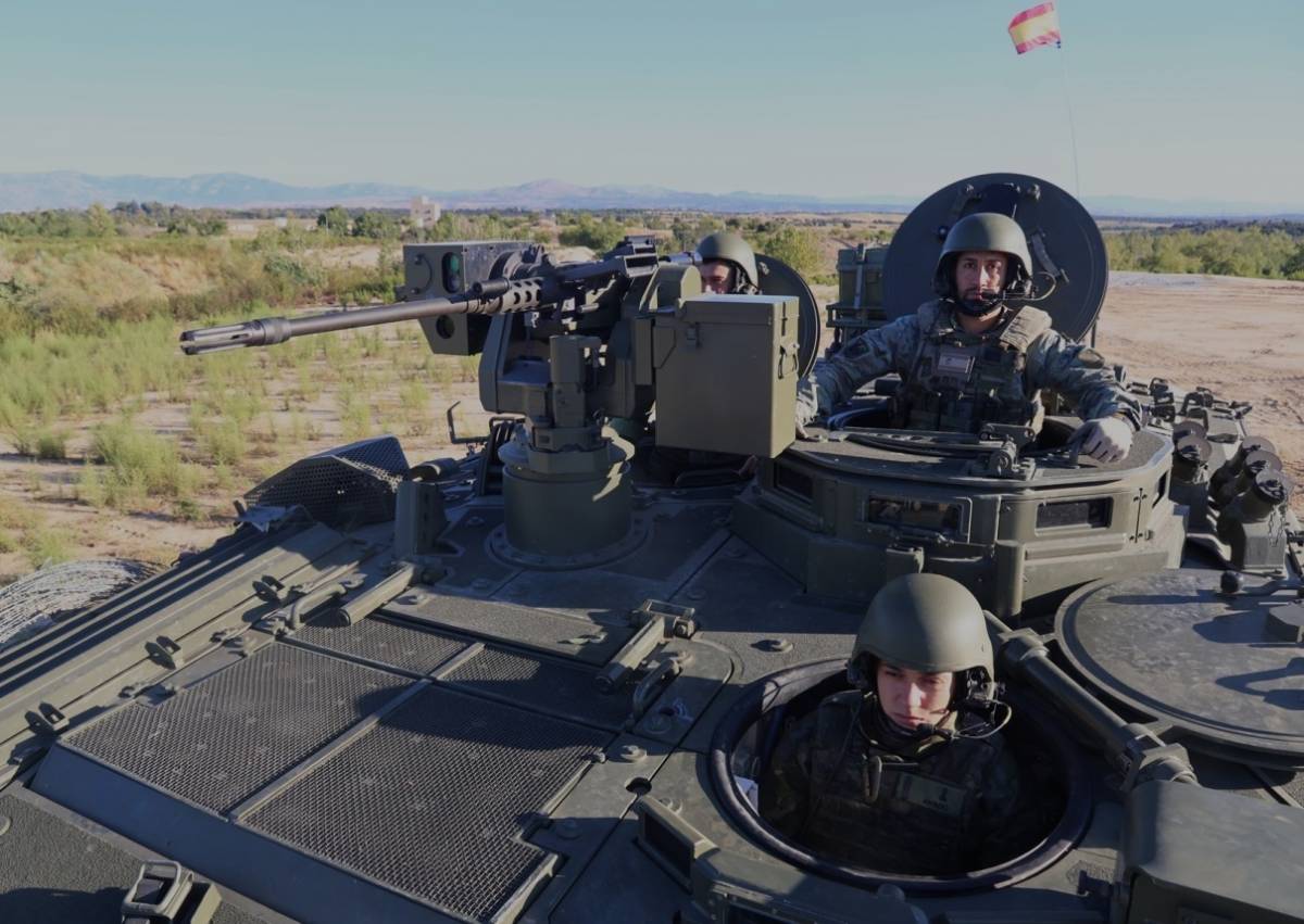 Primer plano del “Castor”, en la que se aprecia sus tres tripulantes, asomados a sus correspondientes escotillas. Primer plano del “Castor”, en la que se aprecia sus tres tripulantes, asomados a sus correspondientes escotillas.