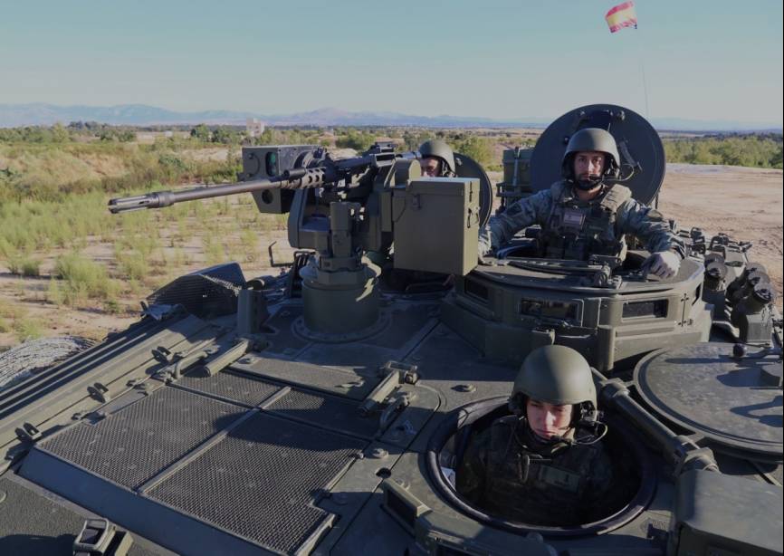 Primer plano del “Castor”, en la que se aprecia sus tres tripulantes, asomados a sus correspondientes escotillas.