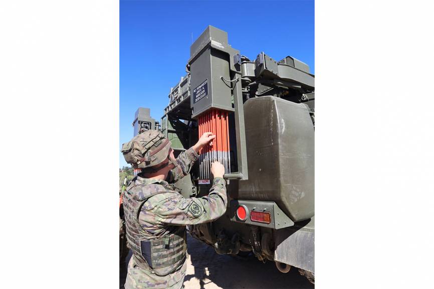 Detalle del sistema de señalización de brechas ubicado en su parte posterior, que de manera automática lanza al suelo las flechas indicadores del itinerario que deben seguir las unidades de maniobra.