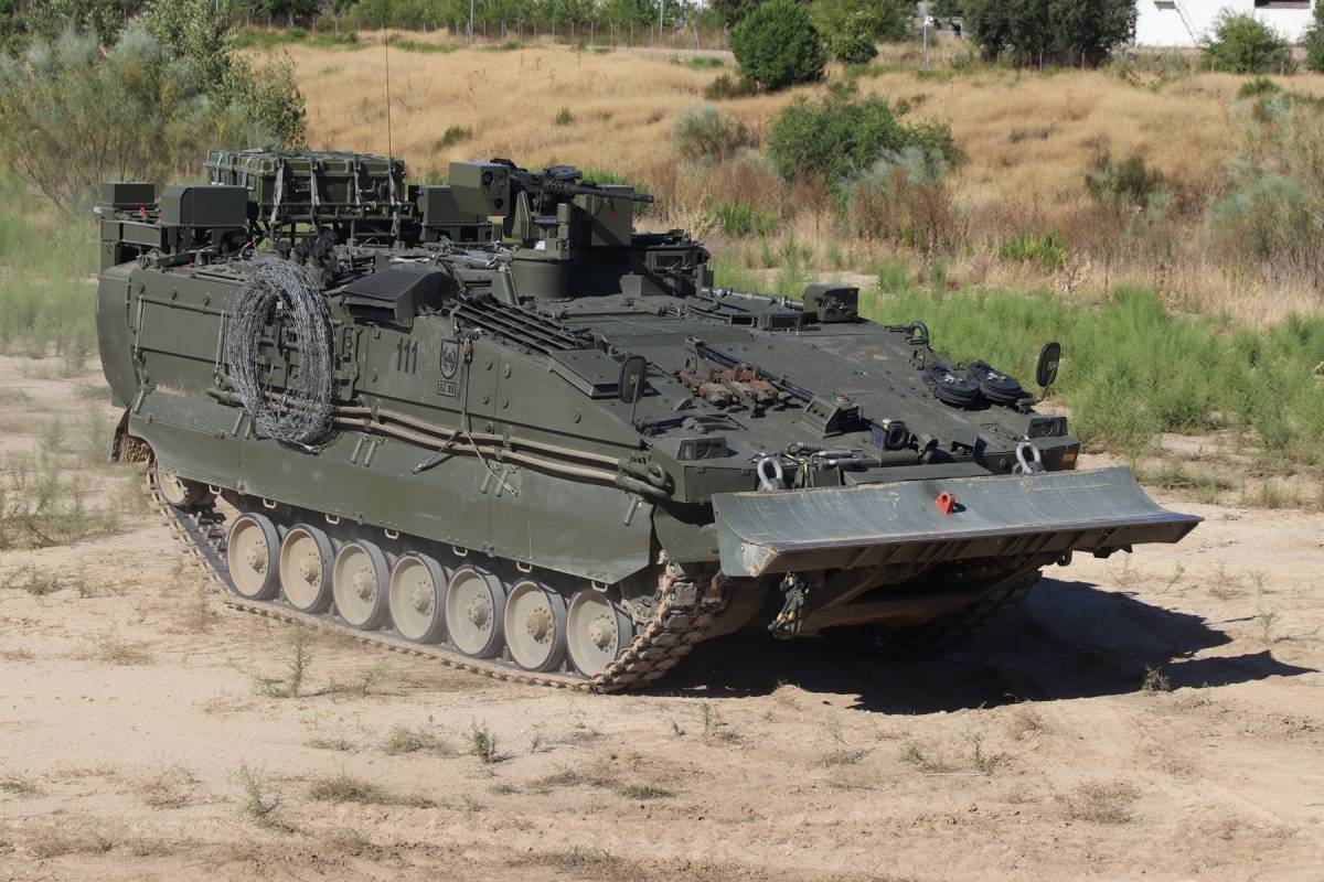 El nuevo VCZAP “Castor” durante su continuo adiestramiento en las zonas habilitadas sitas en el acuartelamiento de EL Goloso. El nuevo VCZAP “Castor” durante su continuo adiestramiento en las zonas habilitadas sitas en el acuartelamiento de EL Goloso.