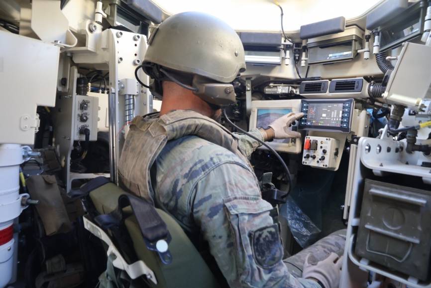 Imagen del puesto del conductor del “Castor”, dotado de pantallas y sistemas electrónicos de última generación.