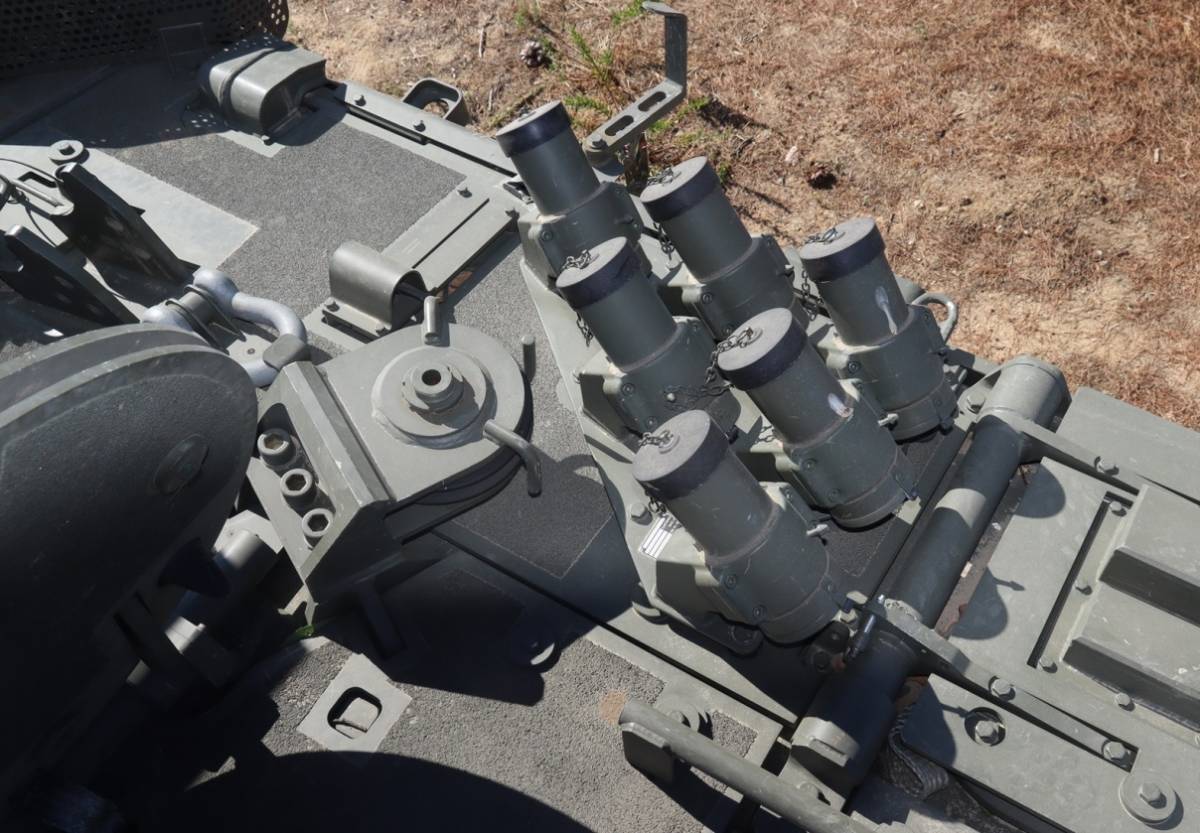 Uno de los dos conjuntos del lanza ingenios de artificios fumígenos, que dotan al “Castor”. Uno de los dos conjuntos del lanza ingenios de artificios fumígenos, que dotan al “Castor”.