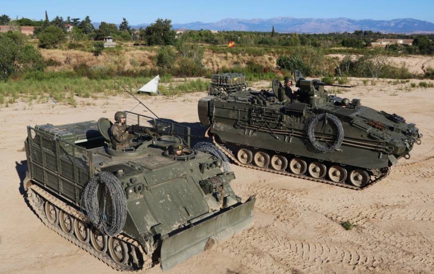 En primer plano el Transporte Oruga Acorazado (TOA) M-113 de zapadores, junto al VZAP s “Castor”.