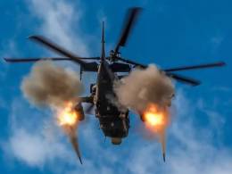 Ka-52: Un helic�ptero de ataque Ka-52 Aligator abriendo fuego en los cielos de Ucrania.
