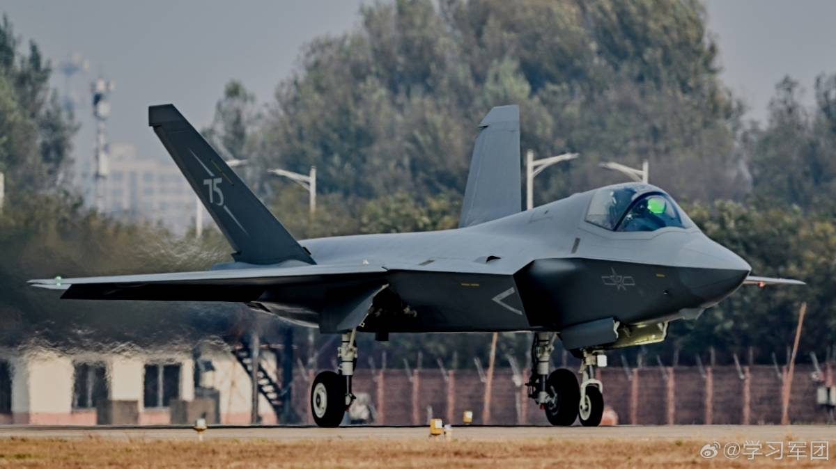 Las líneas del J-35A recientemente presentado son muy similares a las del F-35A estadounidense que el cazabombardero furtivo chino pretende copiar. (MD China) Las líneas del J-35A recientemente presentado son muy similares a las del F-35A estadounidense que el cazabombardero furtivo chino pretende copiar. (MD China)
