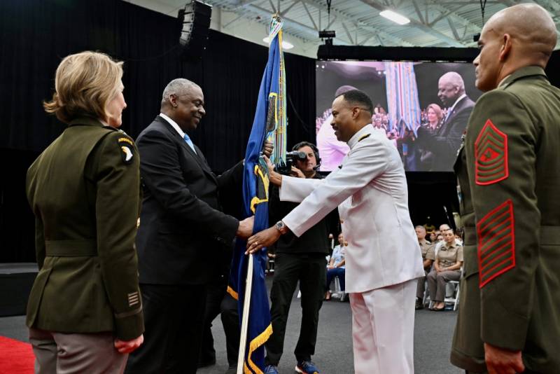 El almirante Alvin Holsey recibe el estandarte del SOUTHCOM de manos del secretario de Defensa Lloyd James Austin III. (Foto: USSOUTHCOM) El almirante Alvin Holsey recibe el estandarte del SOUTHCOM de manos del secretario de Defensa Lloyd James Austin III. (Foto: USSOUTHCOM)