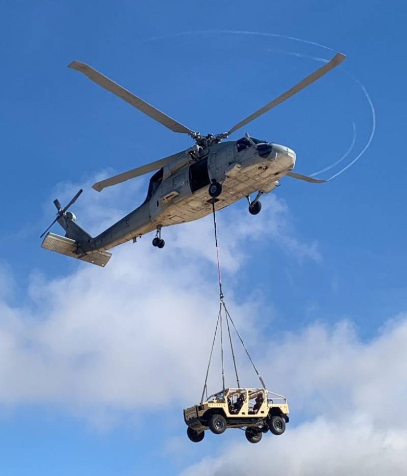Un helicóptero SH-60F de la FLOAN transporta en el procedimiento de carga externa un Einsa “Netón” Mk2. (foto Armada española) Un helicóptero SH-60F de la FLOAN transporta en el procedimiento de carga externa un Einsa “Netón” Mk2. (foto Armada española)