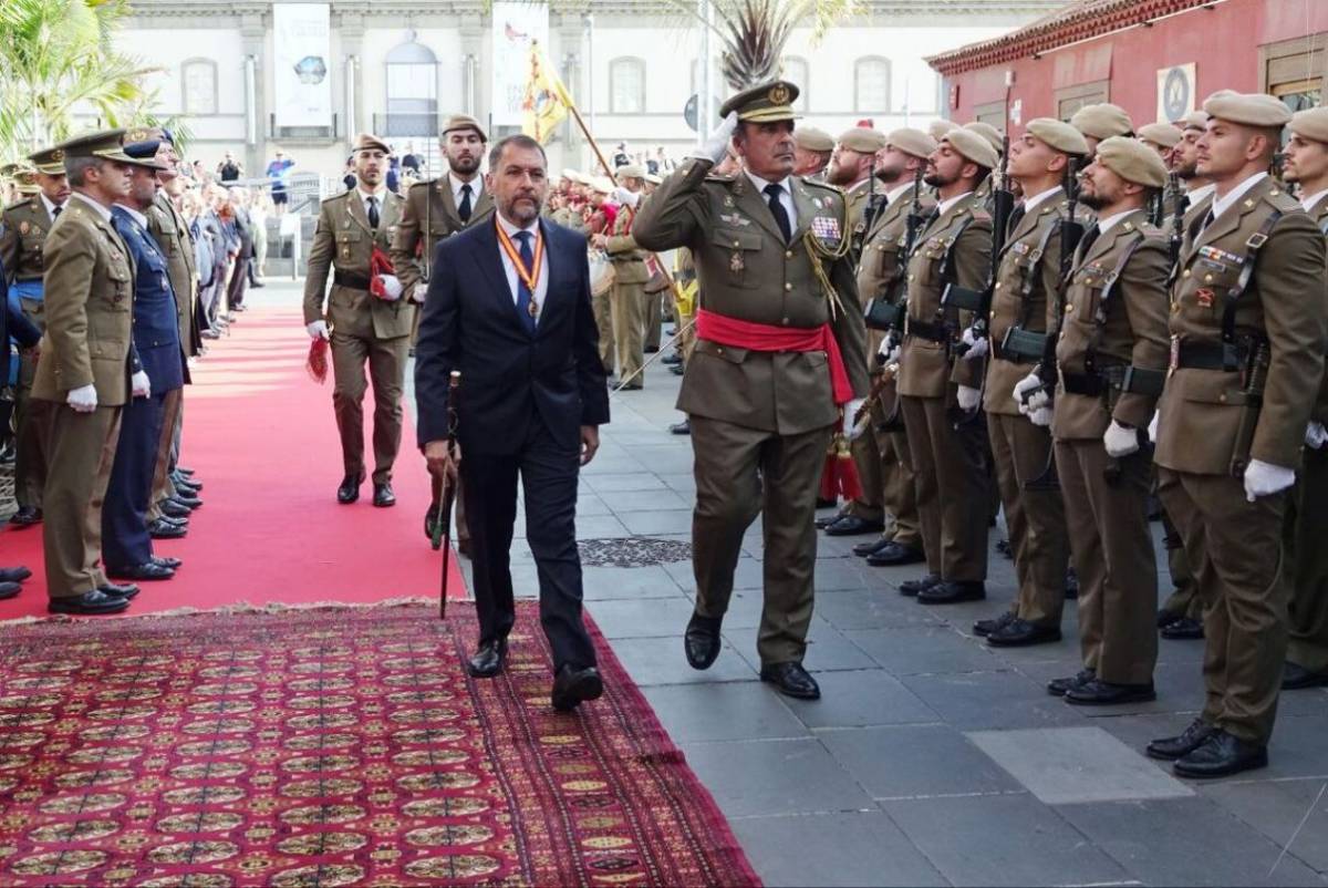 El regidor José Manuel Bermúdez y el Teniente General Julio Salom pasando revista a la fuerza durante un acto castrense. (foto Ayuntamiento de Santa Cruz de Tenerife) El regidor José Manuel Bermúdez y el Teniente General Julio Salom pasando revista a la fuerza durante un acto castrense. (foto Ayuntamiento de Santa Cruz de Tenerife)