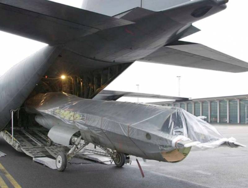 Proceso de carga de un fuselaje en proximos dias partira hacia el pais una maquina similar. Proceso de carga de un fuselaje en proximos dias partira hacia el pais una maquina similar.