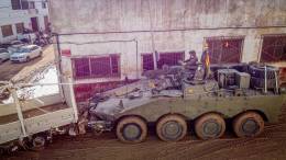 El medio 8x8 VCREC de la BRIPAC retirando un camin destrozado por la riada. (Foto: BRIPAC)