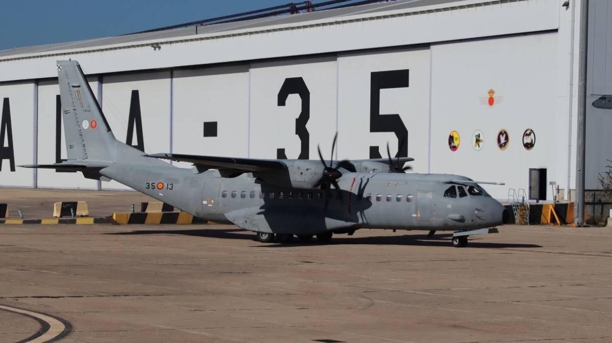 Uno de los C-295M del Ala 35 pasa frente a las instalaciones de la Unidad en la base aérea de Getafe (Madrid). (foto Julio Maíz Gutiérrez) Uno de los C-295M del Ala 35 pasa frente a las instalaciones de la Unidad en la base aérea de Getafe (Madrid). (foto Julio Maíz Gutiérrez)