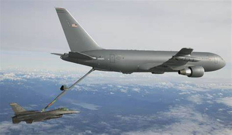 KC-46A reabasteciendo a un F-16. KC-46A reabasteciendo a un F-16.