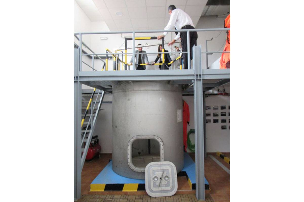 El simulador, con la compuerta de acceso a la esclusa en primer lugar (autor)