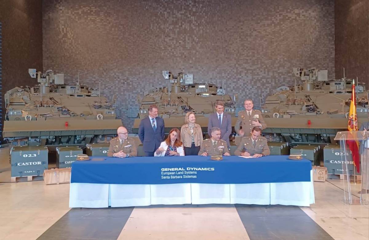 El acto de entrega contó con la presencia de la SEDEF Amparo Valcarce (Ministerio de Defensa) El acto de entrega contó con la presencia de la SEDEF Amparo Valcarce (Ministerio de Defensa)