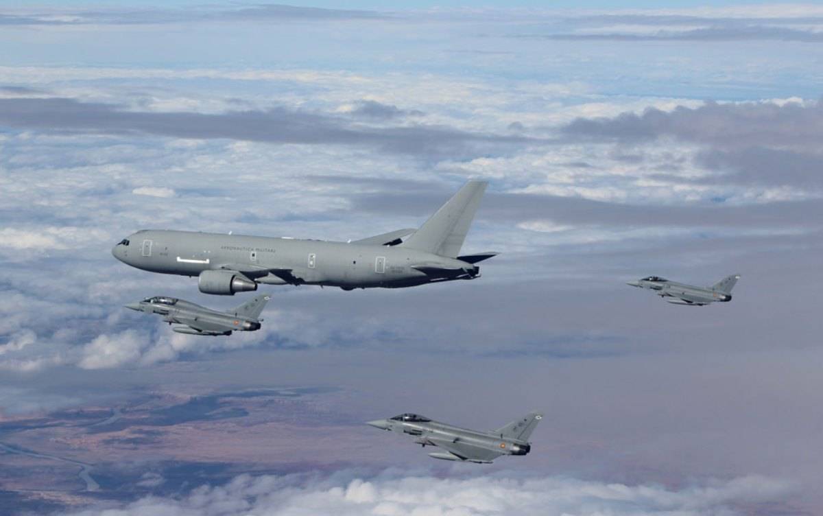 Aviones de combate Eurofighter españoles cruzando el Atlántico en 2020 con apoyo de un cisterna KC-767 italiano. (foto Ejército del Aire y del Espacio) Aviones de combate Eurofighter españoles cruzando el Atlántico en 2020 con apoyo de un cisterna KC-767 italiano. (foto Ejército del Aire y del Espacio)