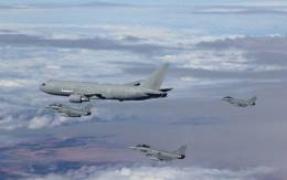 Aviones de combate Eurofighter espaoles cruzando el Atlntico en 2020 con apoyo de un cisterna KC-767 italiano. (foto Ejrcito del Aire y del Espacio)