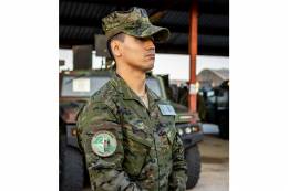 Primer plano de un profesional del TEAR con el nuevo uniforme de campaa pixelado boscoso, en la manga derecha lleva el parche de la FIMAR-R-I. (foto Tercio de Armada)