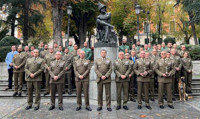 Autoridades y deportistas en la estatua El Valor. Autoridades y deportistas en la estatua El Valor.