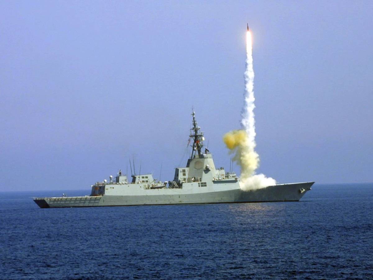 Una de las F-100 lanzando un misil antiaéreo (Lockheed Martin) Una de las F-100 lanzando un misil antiaéreo (Lockheed Martin)