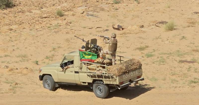 Uno de los Toyota “Land Cruiser”, armado con ametralladora PKM de 7,62 mm, del Ejército de Mauritania participante en el ejercicio. (foto MCANA) Uno de los Toyota “Land Cruiser”, armado con ametralladora PKM de 7,62 mm, del Ejército de Mauritania participante en el ejercicio. (foto MCANA)