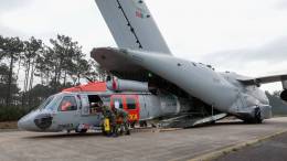 El tercer UH-60A de la Fuerza Area de Portugal descargado del KC-390 que lo ha transportado desde Alabama. (Foto Fora Area Portuguesa)