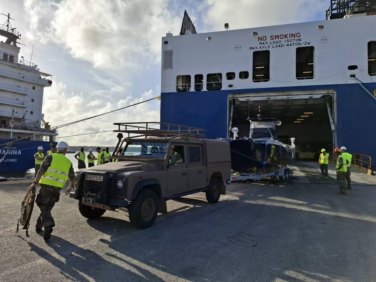 Un vehículo ligero todo terreno Defender 130 transportando en un trailer una embarcación de combate fluvial fuera de la bodega del buque Ro-Ro MN Calao. (Foto: FAG) Un vehículo ligero todo terreno Defender 130 transportando en un trailer una embarcación de combate fluvial fuera de la bodega del buque Ro-Ro MN Calao. (Foto: FAG)