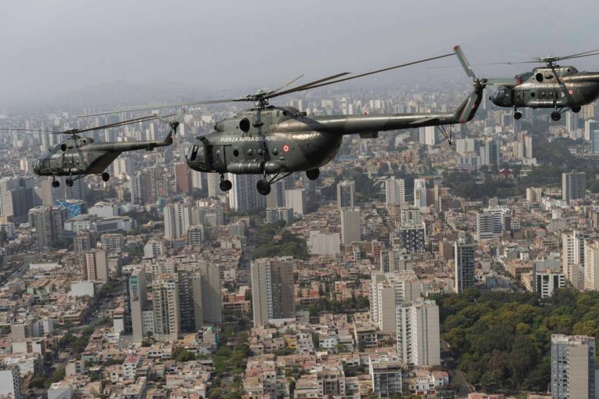 Un Mi-171Sh (FAP 606), un Mi-17-1B (FAP 614) y un Mi-8MTV-1 (FAP 602) del Grupo Aéreo N° 3 sobrevuelan Lima, antes de su presentación en la Base Aérea de “Las Palmas”. Estas naves, al igual que el Mi-171Sh (FAP 607), retornaron al servicio recientemente tras ser sometidas a un extenso overhaul por Helicentro Perú SAC.