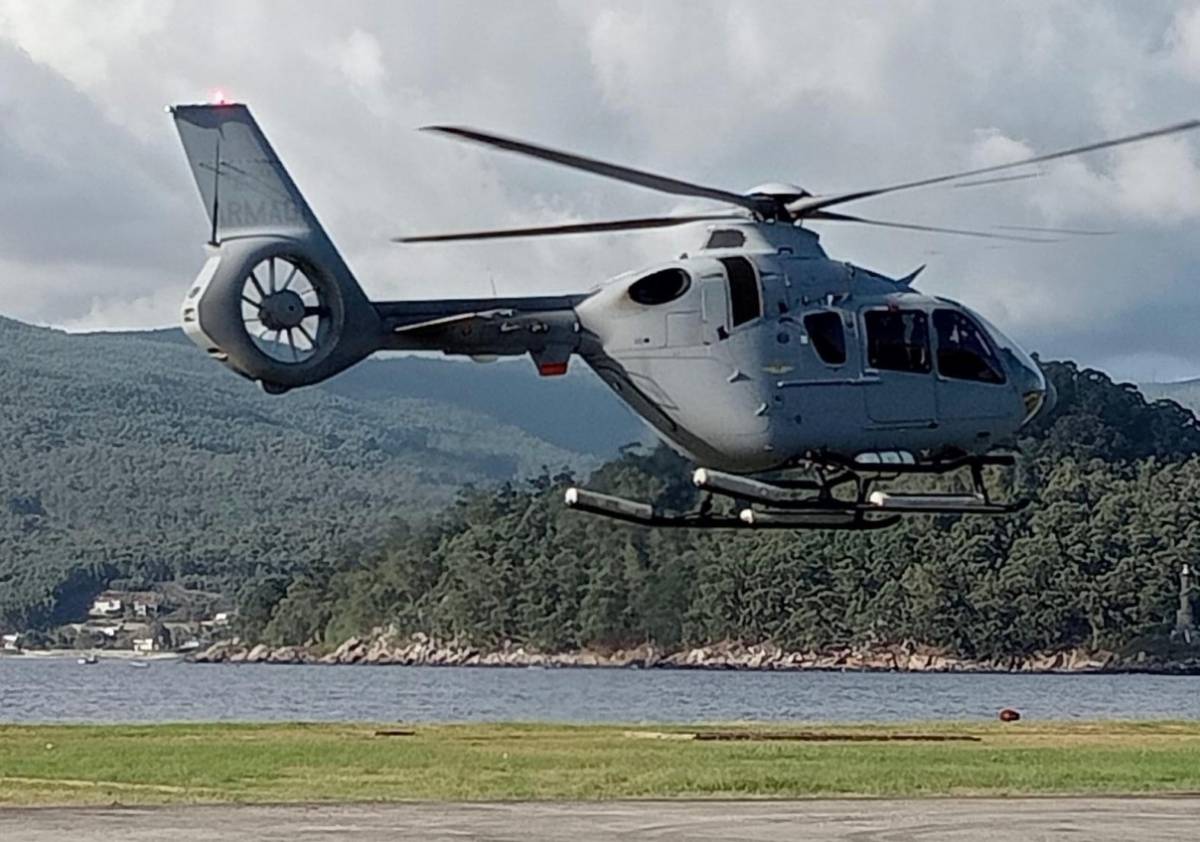 Uno de los nuevos helicópteros H135 P3H realizando un vuelo en estacionario en la gallega sede de la ENM. (Foto Armada española) Uno de los nuevos helicópteros H135 P3H realizando un vuelo en estacionario en la gallega sede de la ENM. (Foto Armada española)