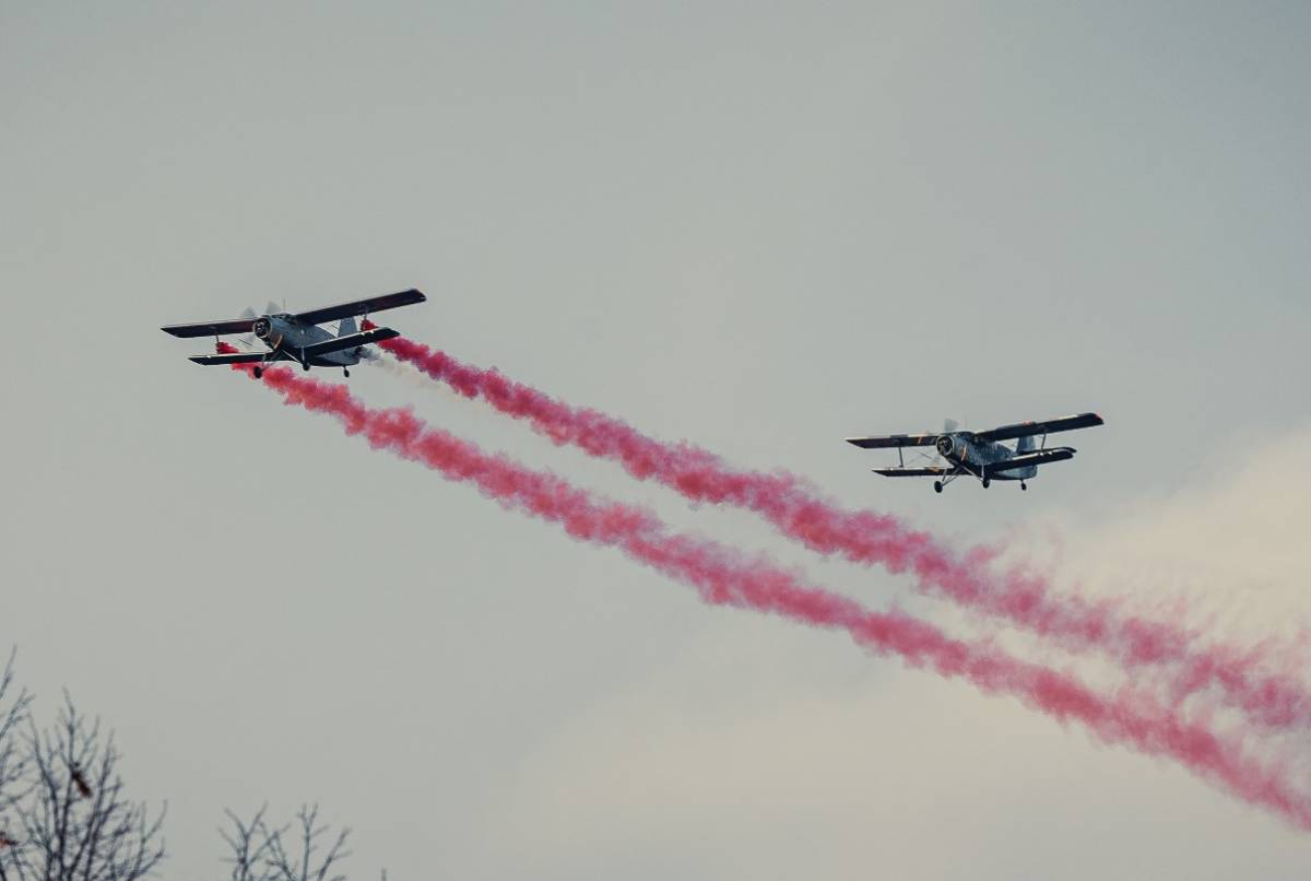 Pasada aérea de dos Antonov An-2 letones. (Foto Ministerio de Letonia) Pasada aérea de dos Antonov An-2 letones. (Foto Ministerio de Letonia)