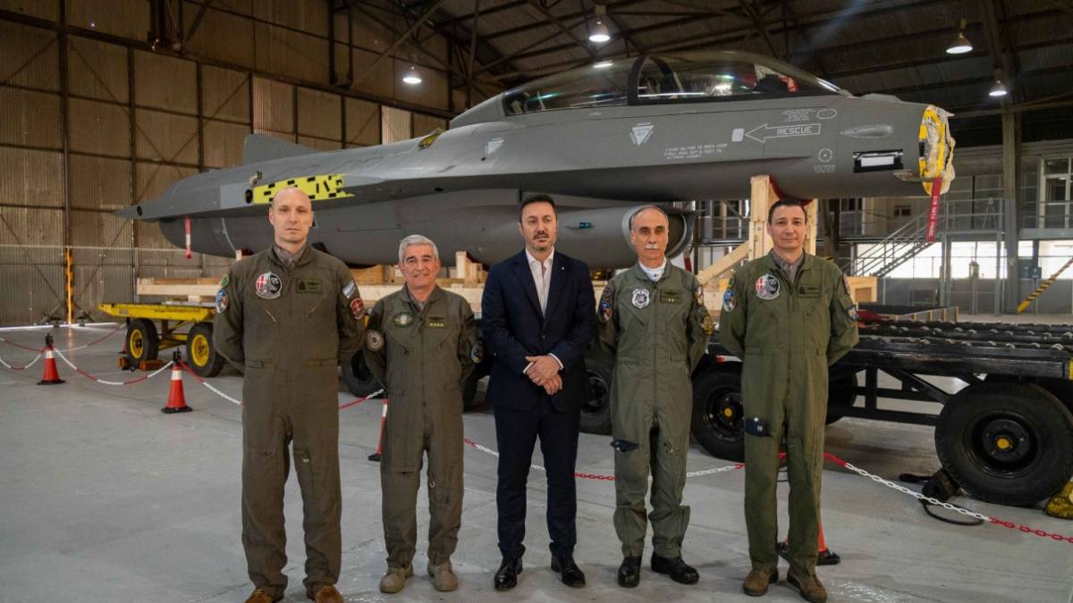 El Mindef junto a maximas autoridades castrenses y los responsables proyecto F-16. El Mindef junto a maximas autoridades castrenses y los responsables proyecto F-16.
