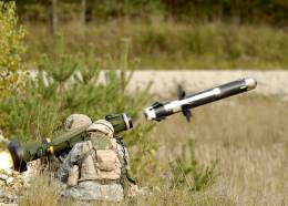 Soldados estadounidenses lanzan un misil Javelin (US Army)