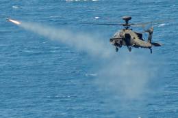 Un helic�ptero Apache lanza un misil Hellfire (Royal Navy)
