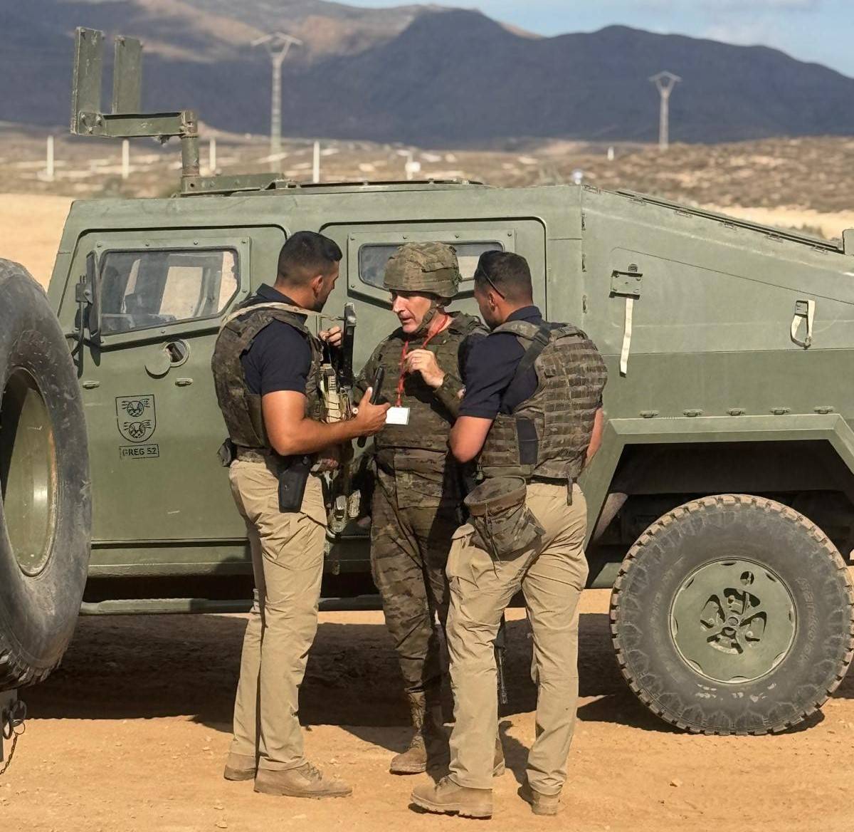 Entrenamiento de las tropas de la COMGEMEL previas a su despliegue en Irak, en segundo plano un VAMTAC ST5 del GREG 52. (foto Ejército de Tierra) Entrenamiento de las tropas de la COMGEMEL previas a su despliegue en Irak, en segundo plano un VAMTAC ST5 del GREG 52. (foto Ejército de Tierra)