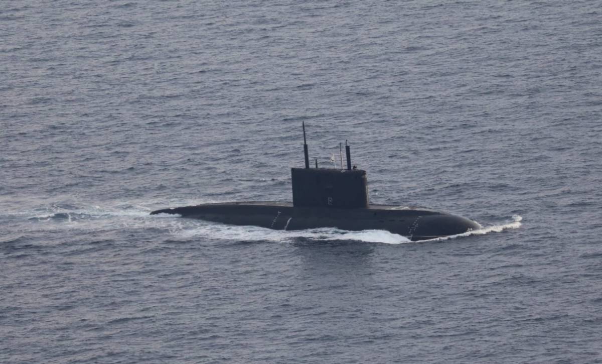 El submarino “Novorossiysk” navegando en la ZEE de Portugal. (foto FAP) El submarino “Novorossiysk” navegando en la ZEE de Portugal. (foto FAP)