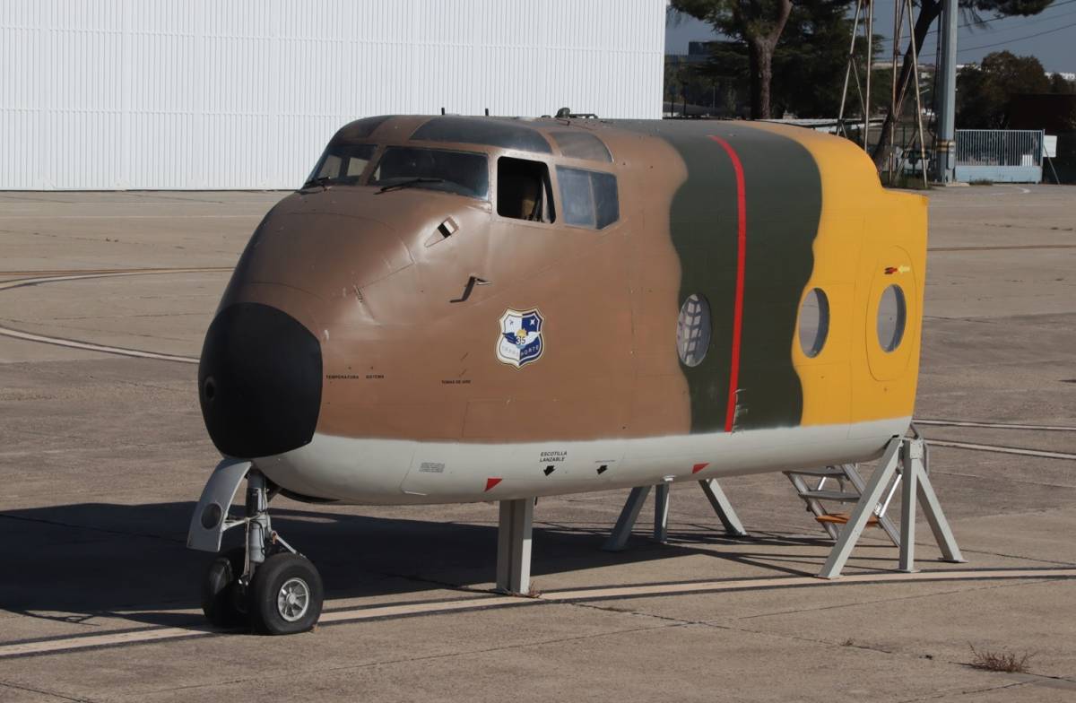 Parte delantera del DHC-4 “Caribou”, que se conserva en la base aérea de Getafe. (foto Julio Maíz Gutiérrez) Parte delantera del DHC-4 “Caribou”, que se conserva en la base aérea de Getafe. (foto Julio Maíz Gutiérrez)