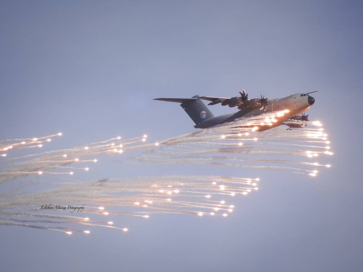 El A400M del Ejrcito del Aire lanzando bengalas sobre el polgono de tiro de Bardenas. (Esteban Maiza)