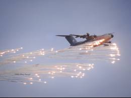 El A400M del Ejrcito del Aire lanzando bengalas sobre el polgono de tiro de Bardenas. (Esteban Maiza)