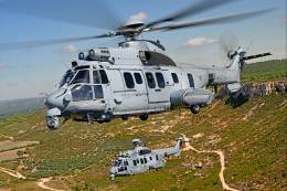 Dos helic�pteros H225M Caracal volando en formaci�n. (Airbus Helicopters / Anthony Pecchi)