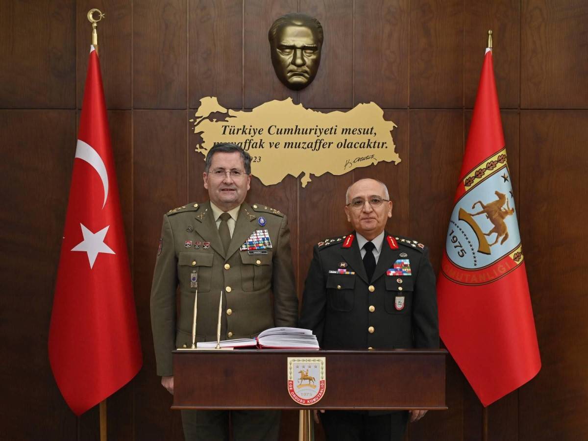 El JEME junto a un alto mando del Ejército de Turquía durante su visita. (Ejército de Tierra) Foto 2: El JEME junto a un alto mando del Ejército de Turquía durante su visita. (Ejército de Tierra) Foto 2: