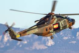 Uno de los tres NH90 del BHELMA III, que realizaron la exhibicin, mostrando la bandera de Espaa. (Foto: Rubn Galindo)