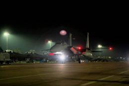 Uno de los primeros F-15E EPAWSS llegando a la base �rea de RAF- Lakenheath. (foto USAF)