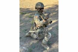 Un operador del EZAPAC lanzando a vuelo el Black Hornet 3.