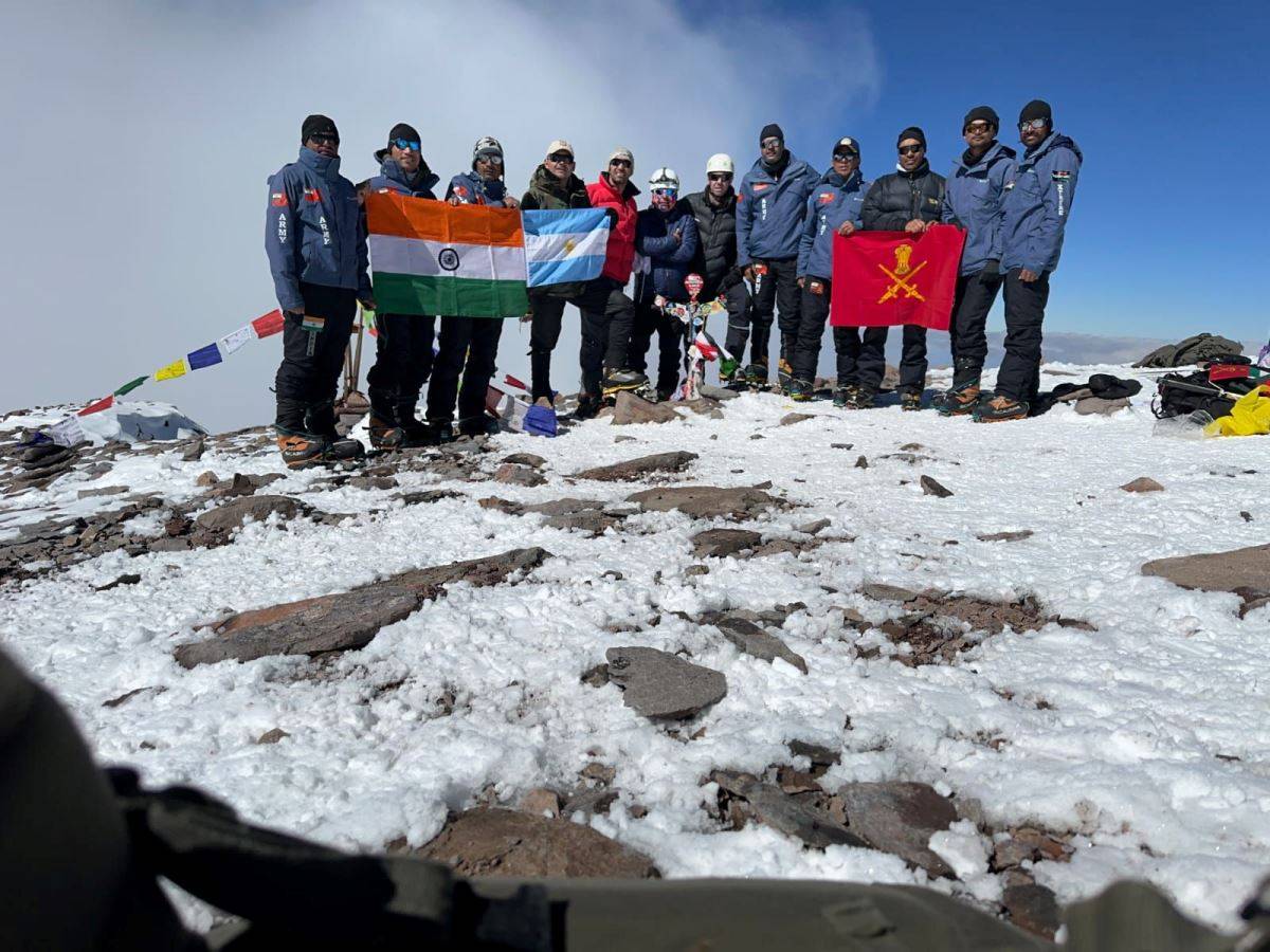 Patrulla de tropas de montaña alcanzando la cima del Aconcagua. (Ejército Argentino) Patrulla de tropas de montaña alcanzando la cima del Aconcagua. (Ejército Argentino)