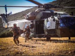 Miembros del Mando de Operaciones Especiales desembarcando de un helicptero durante un ejercicio. (Esteban Maiza)