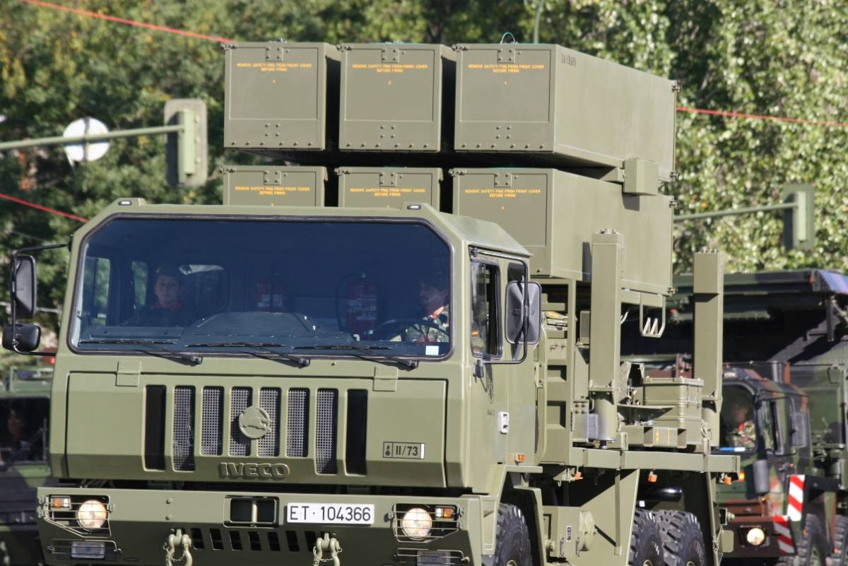 Uno de los detalles más característicos del sistema NASAMS son sus lanzadores de seis celdas que acogen misiles tierra-aire AMRAAM. (Octavio Díez Cámara) Uno de los detalles más característicos del sistema NASAMS son sus lanzadores de seis celdas que acogen misiles tierra-aire AMRAAM. (Octavio Díez Cámara)