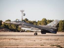 Un F-16 de la Fuerza Area Griega aterrizando en la base area de Los Llanos durante un curso de vuelo TLP. (Esteban Maiza)