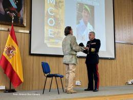 Kitn Muoz ha recibido la boina verde que le acredita como receptor del premio Boina Verde 2024 del MCOE. (Octavio Dez Cmara)