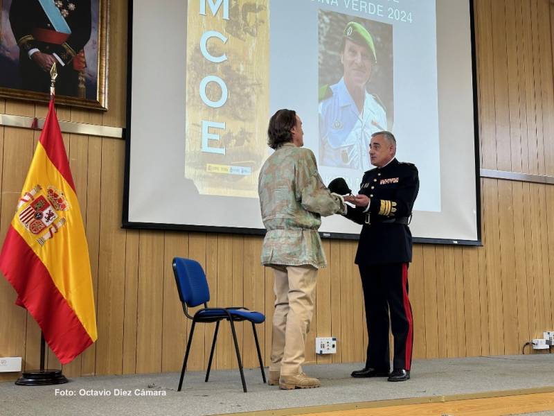 Kitín Muñoz ha recibido la boina verde que le acredita como receptor del premio Boina Verde 2024 del MCOE. (Octavio Díez Cámara) Kitín Muñoz ha recibido la boina verde que le acredita como receptor del premio Boina Verde 2024 del MCOE. (Octavio Díez Cámara)