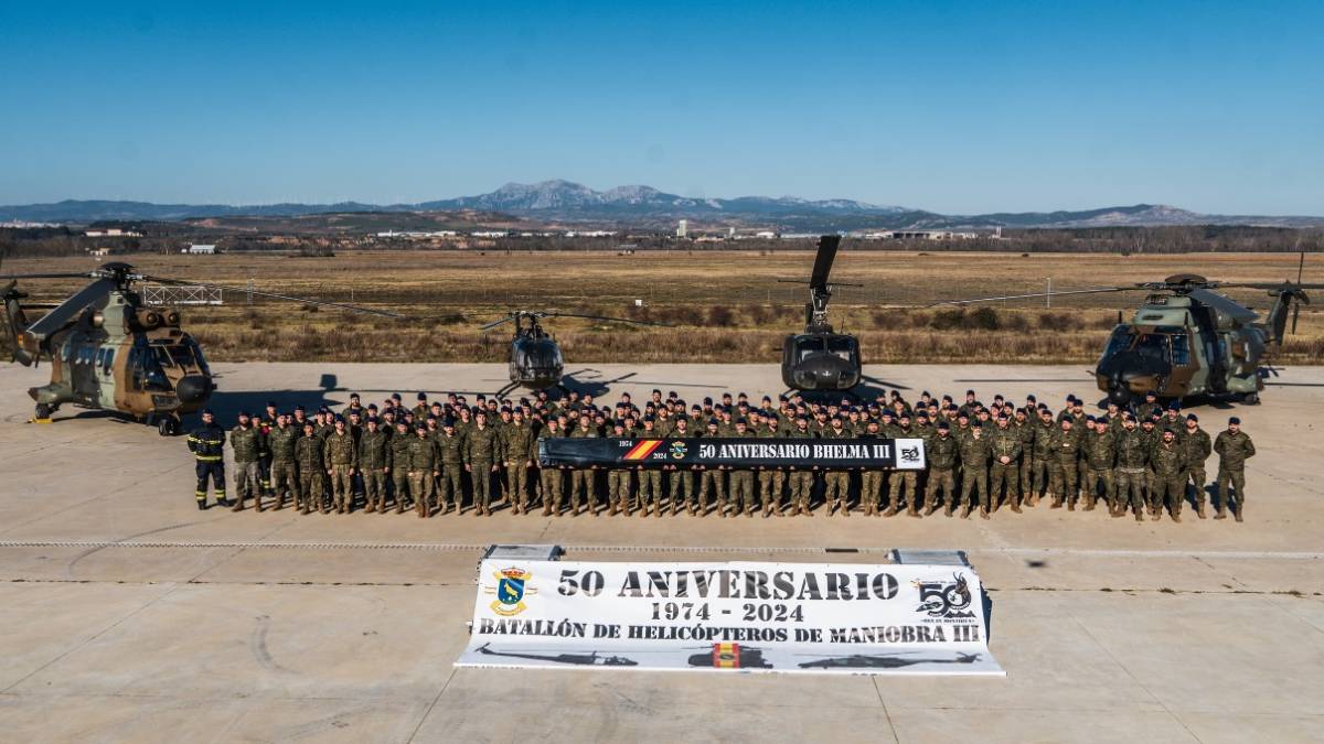 Foto oficial del 50 aniversario del BHELMA III, detrás se pueden ver los cuatro modelos de helicópteros que ha utilizado el Batallón en este largo periodo. (foto BHELMA III). Foto oficial del 50 aniversario del BHELMA III, detrás se pueden ver los cuatro modelos de helicópteros que ha utilizado el Batallón en este largo periodo. (foto BHELMA III).