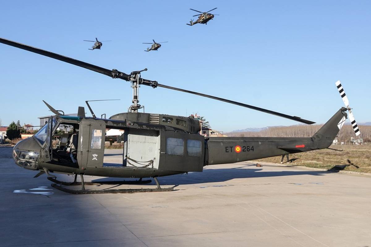 Un Bell UH-1H, mítico modelo que utilizó el BHELMA III hasta julio del año 2017, es sobrevolado por tres de sus modernos NH90. (foto Rubén Galindo) Un Bell UH-1H, mítico modelo que utilizó el BHELMA III hasta julio del año 2017, es sobrevolado por tres de sus modernos NH90. (foto Rubén Galindo)